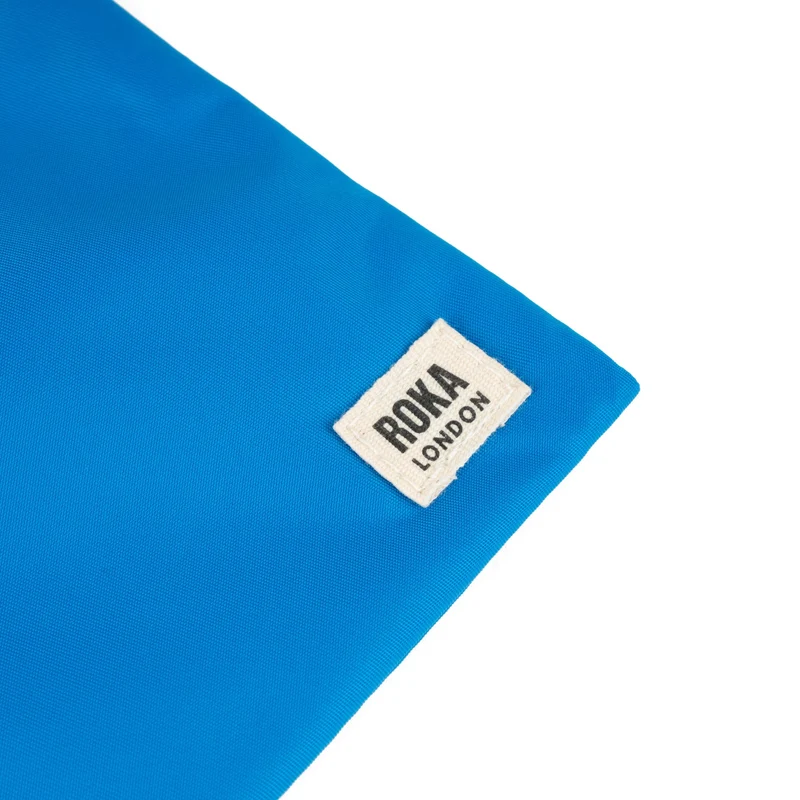 ROKA Chelsea Neonblaue Tasche aus recyceltem Nylon