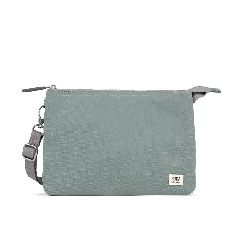 ROKA Carnaby Crossbody XL Tasche aus recyceltem Canvas in der Farbe Zinn
