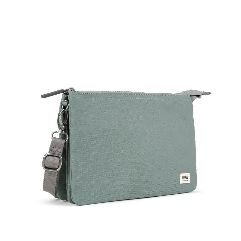 ROKA Carnaby Crossbody XL Tasche aus recyceltem Canvas in der Farbe Zinn