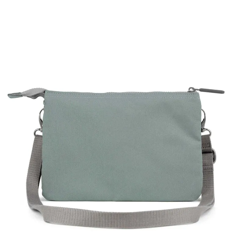 ROKA Carnaby Crossbody XL Tasche aus recyceltem Canvas in der Farbe Zinn