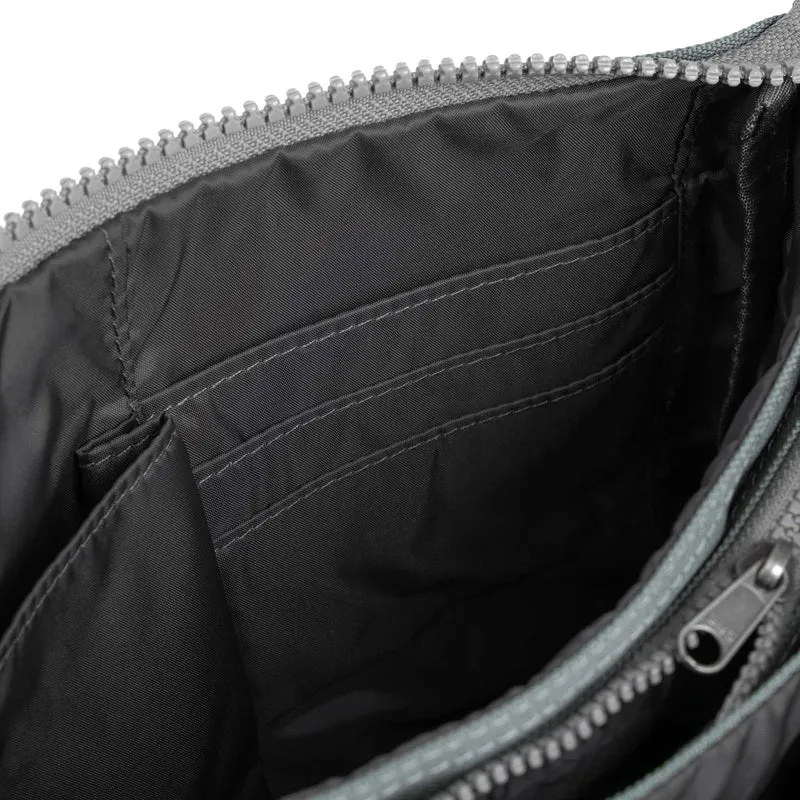 ROKA Carnaby Crossbody XL Tasche aus recyceltem Canvas in der Farbe Zinn