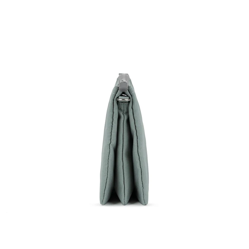 ROKA Carnaby Crossbody XL Tasche aus recyceltem Canvas in der Farbe Zinn