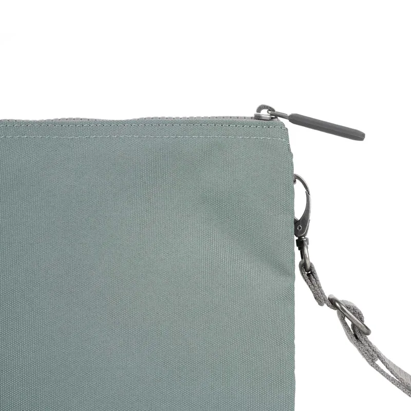 ROKA Carnaby Crossbody XL Tasche aus recyceltem Canvas in der Farbe Zinn