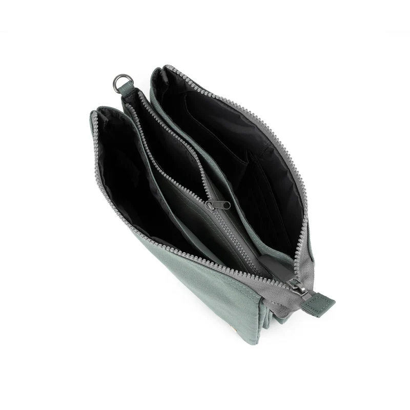 ROKA Carnaby Crossbody XL Tasche aus recyceltem Canvas in der Farbe Zinn