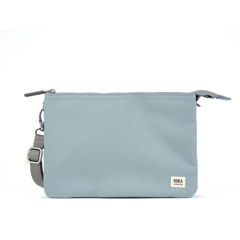 ROKA Carnaby Crossbody XL London Fog Tasche aus recyceltem Canvas