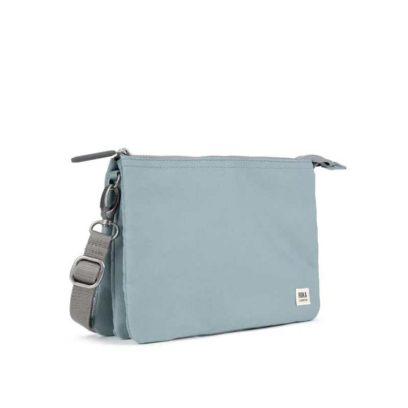 ROKA Carnaby Crossbody XL London Fog Tasche aus recyceltem Canvas
