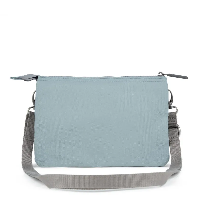 ROKA Carnaby Crossbody XL London Fog Tasche aus recyceltem Canvas
