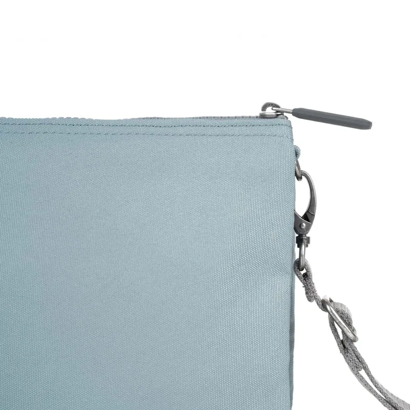 ROKA Carnaby Crossbody XL London Fog Tasche aus recyceltem Canvas