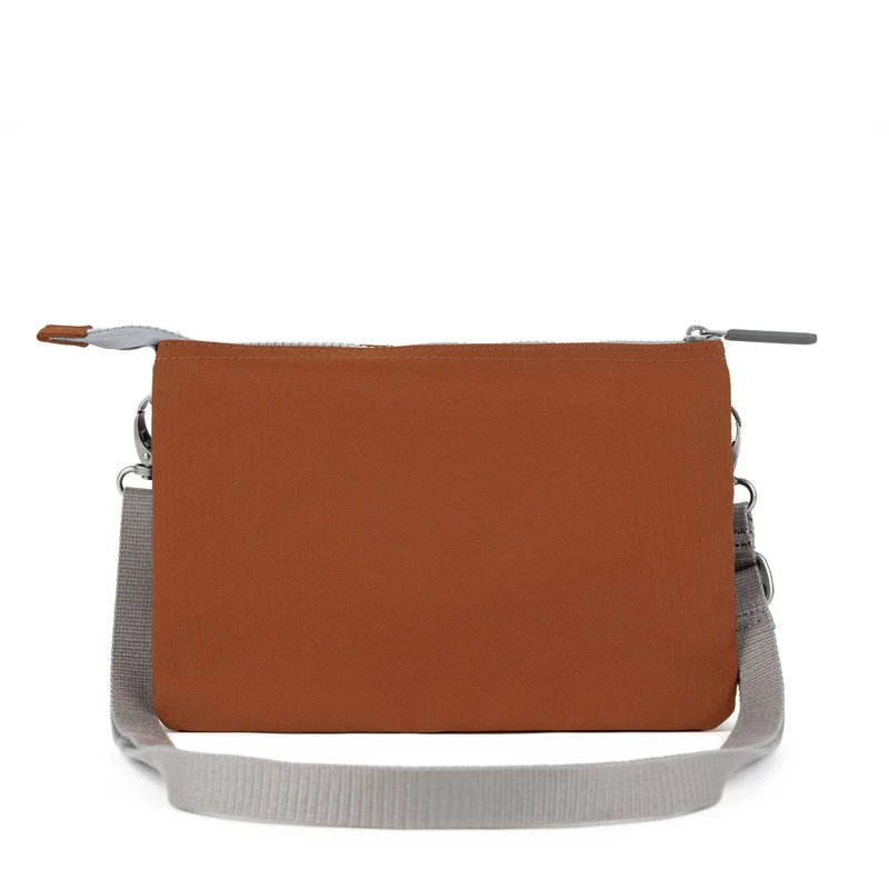 ROKA Carnaby Crossbody XL Tasche aus recyceltem Canvas