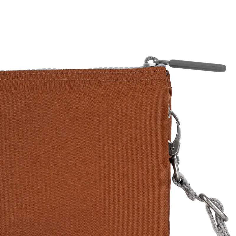 ROKA Carnaby Crossbody XL Tasche aus recyceltem Canvas