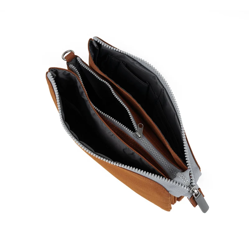 ROKA Carnaby Crossbody XL Tasche aus recyceltem Canvas