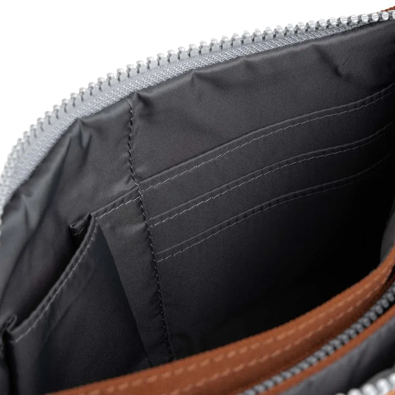 ROKA Carnaby Crossbody XL Tasche aus recyceltem Canvas