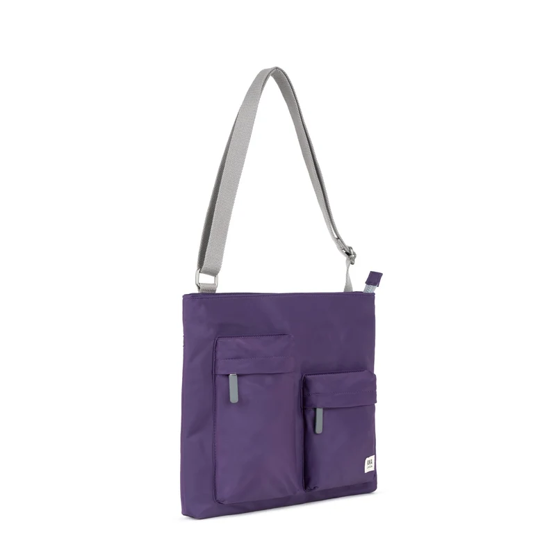 ROKA Mittelgroße Tasche Moorgate M aus recyceltem Nylon - Majestätische Lila