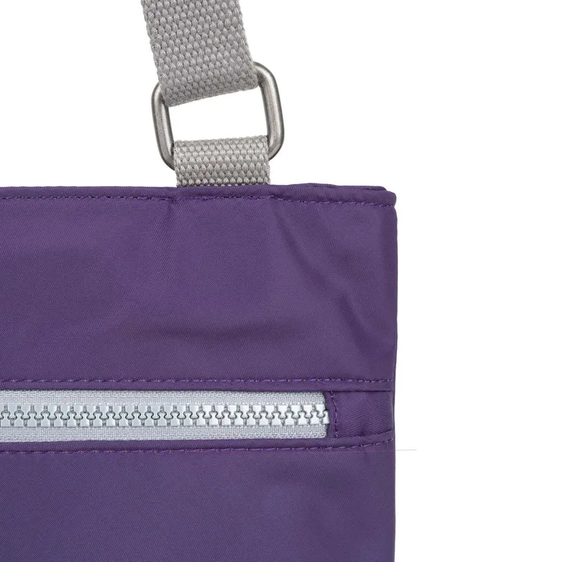 ROKA Mittelgroße Tasche Moorgate M aus recyceltem Nylon - Majestätische Lila