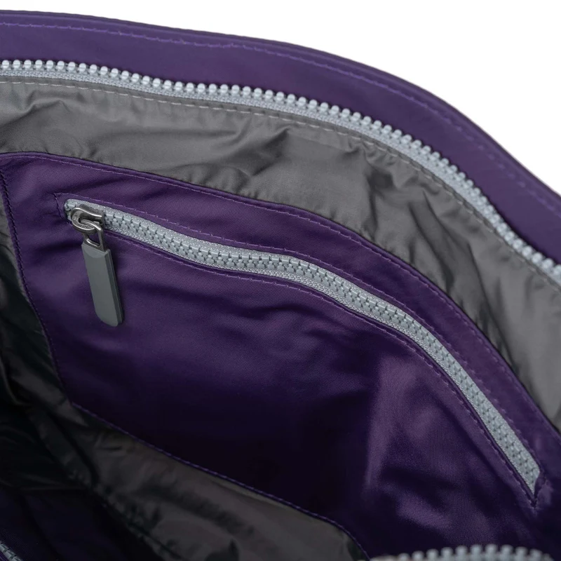 ROKA Mittelgroße Tasche Moorgate M aus recyceltem Nylon - Majestätische Lila