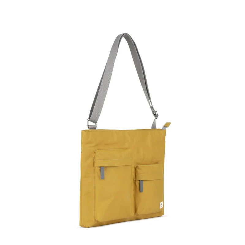 ROKA Mittelgroße Tasche Moorgate M aus recyceltem Nylon - Mais