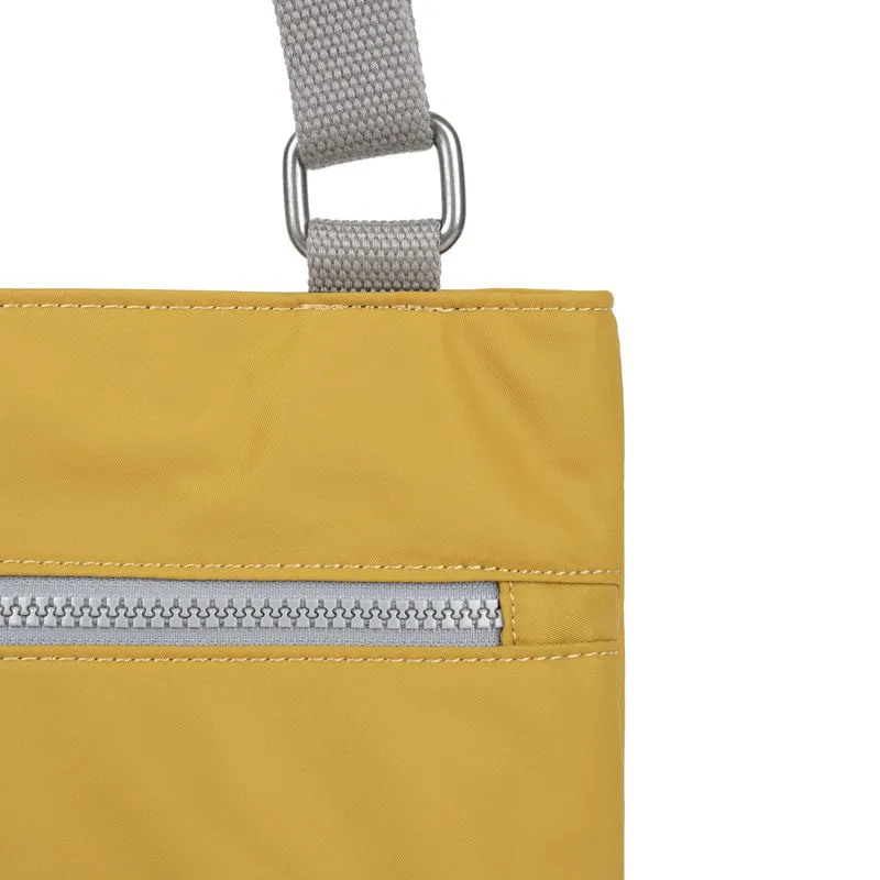 ROKA Mittelgroße Tasche Moorgate M aus recyceltem Nylon - Mais