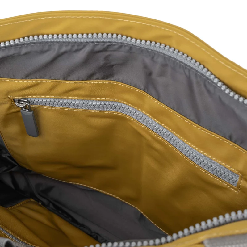 ROKA Mittelgroße Tasche Moorgate M aus recyceltem Nylon - Mais