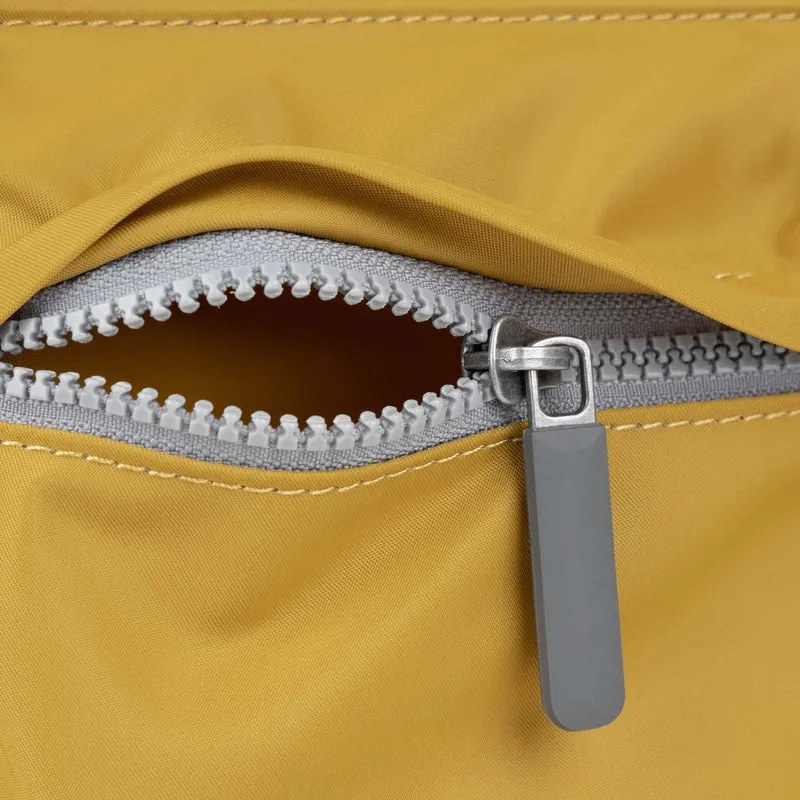ROKA Mittelgroße Tasche Moorgate M aus recyceltem Nylon - Mais