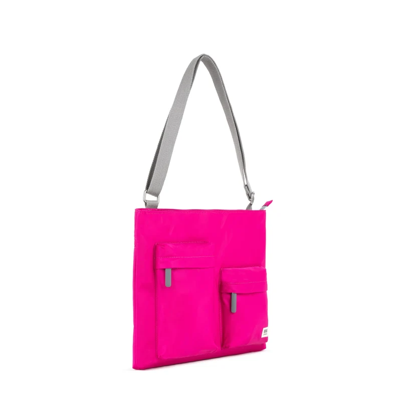 ROKA Mittelgroße Tasche Moorgate M aus recyceltem Nylon - Candy
