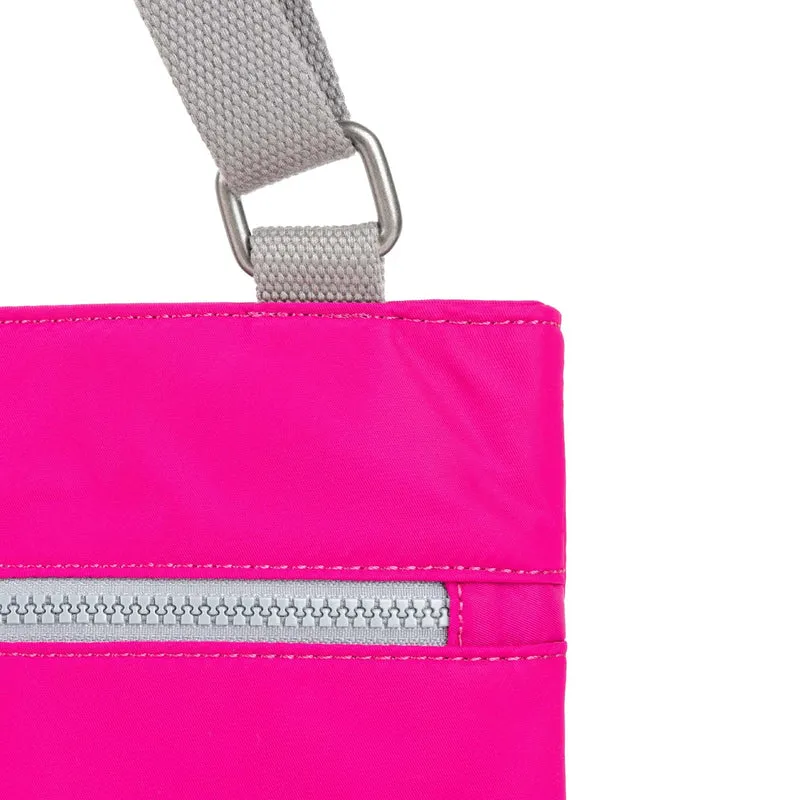 ROKA Mittelgroße Tasche Moorgate M aus recyceltem Nylon - Candy