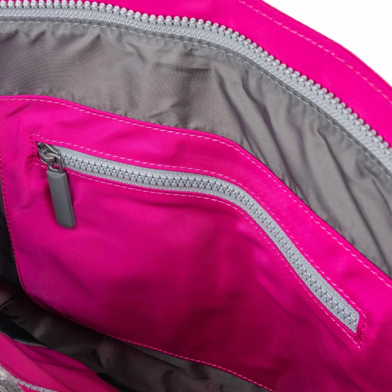 ROKA Mittelgroße Tasche Moorgate M aus recyceltem Nylon - Candy
