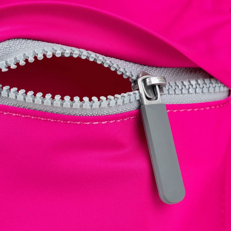 ROKA Mittelgroße Tasche Moorgate M aus recyceltem Nylon - Candy