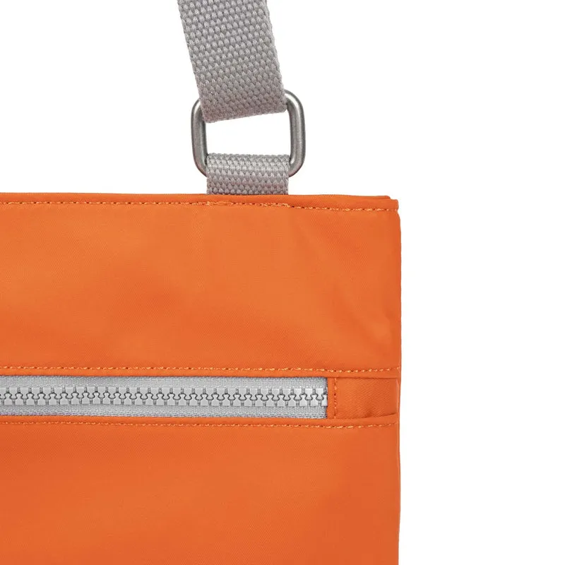 ROKA Mittelgroße Tasche Moorgate M aus recyceltem Nylon - Gebranntes Orange