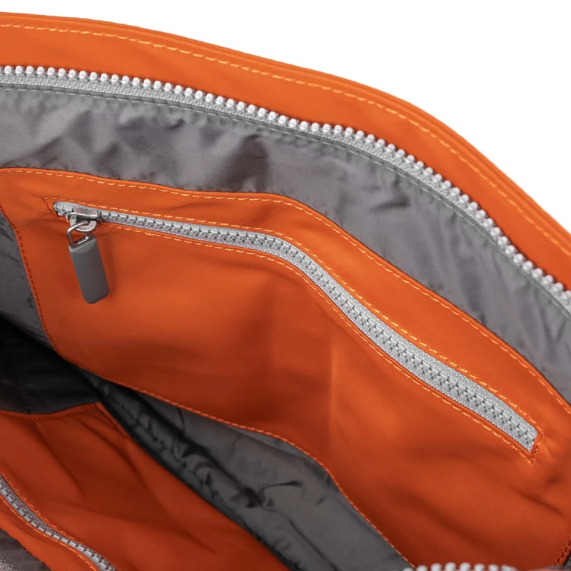 ROKA Mittelgroße Tasche Moorgate M aus recyceltem Nylon - Gebranntes Orange