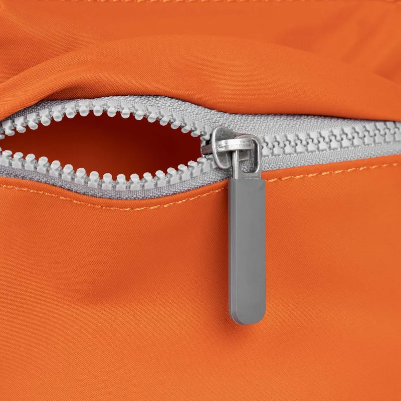 ROKA Mittelgroße Tasche Moorgate M aus recyceltem Nylon - Gebranntes Orange