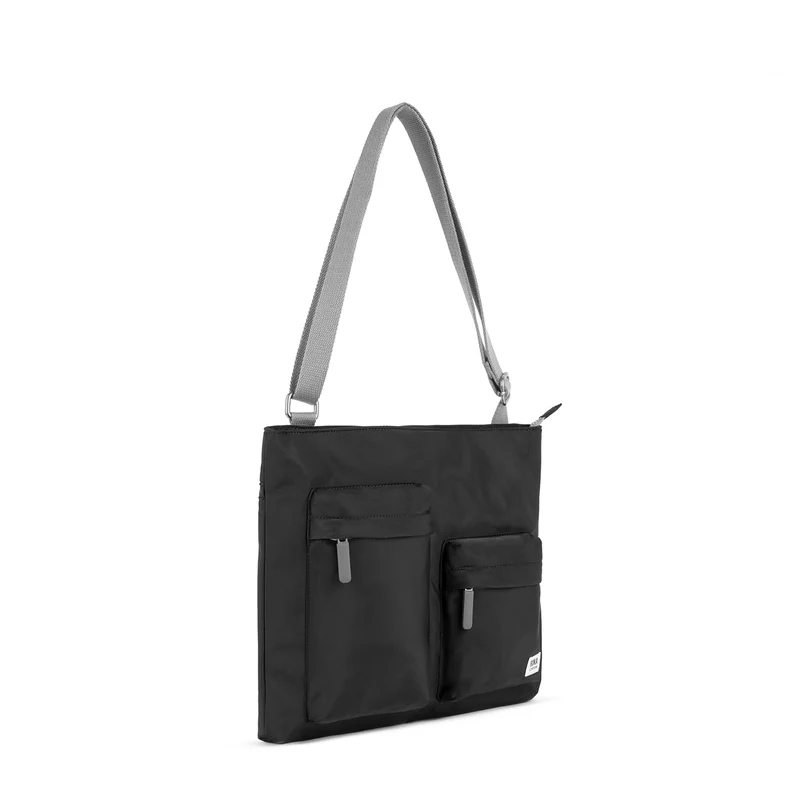 ROKA Mittelgroße Tasche Moorgate M aus recyceltem Nylon - Schwarz