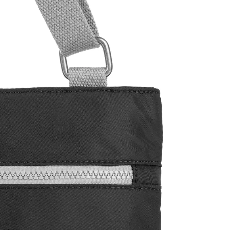 ROKA Mittelgroße Tasche Moorgate M aus recyceltem Nylon - Schwarz