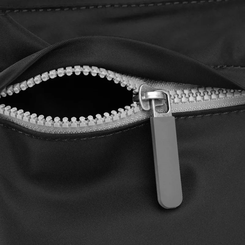 ROKA Mittelgroße Tasche Moorgate M aus recyceltem Nylon - Schwarz