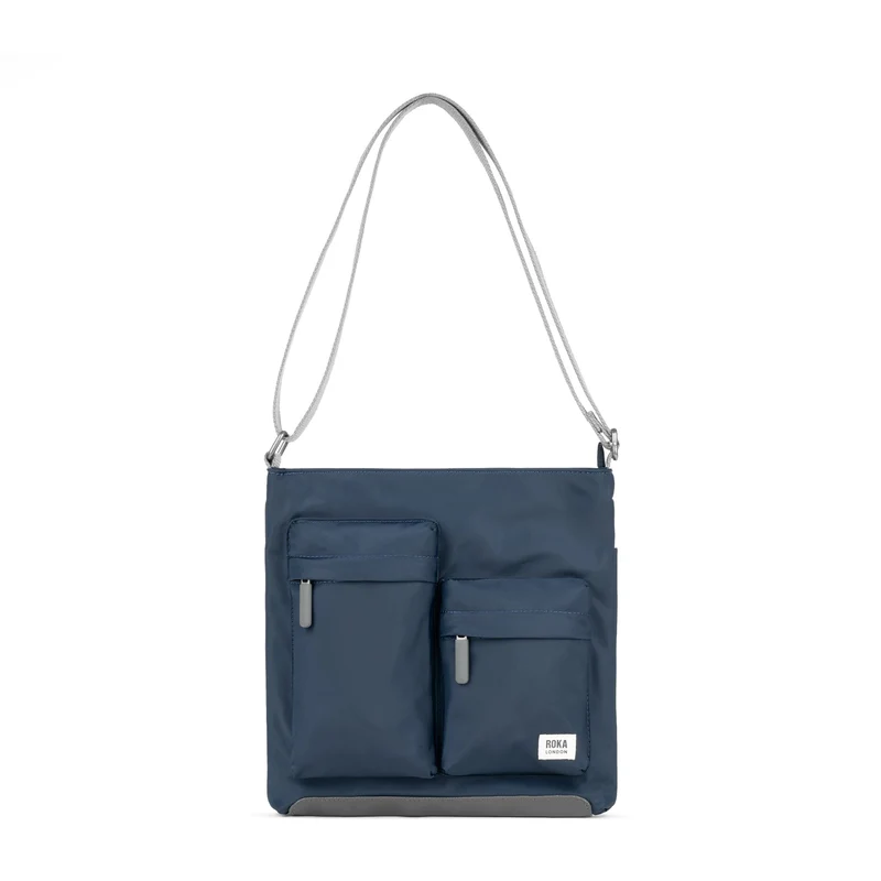 ROKA Kennington M Mittelgroße Tasche aus recyceltem Nylon – Mitternachtsblau