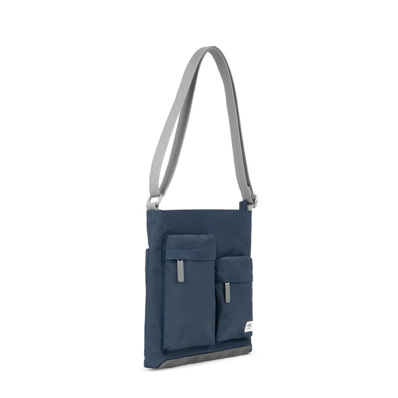 ROKA Kennington M Mittelgroße Tasche aus recyceltem Nylon – Mitternachtsblau