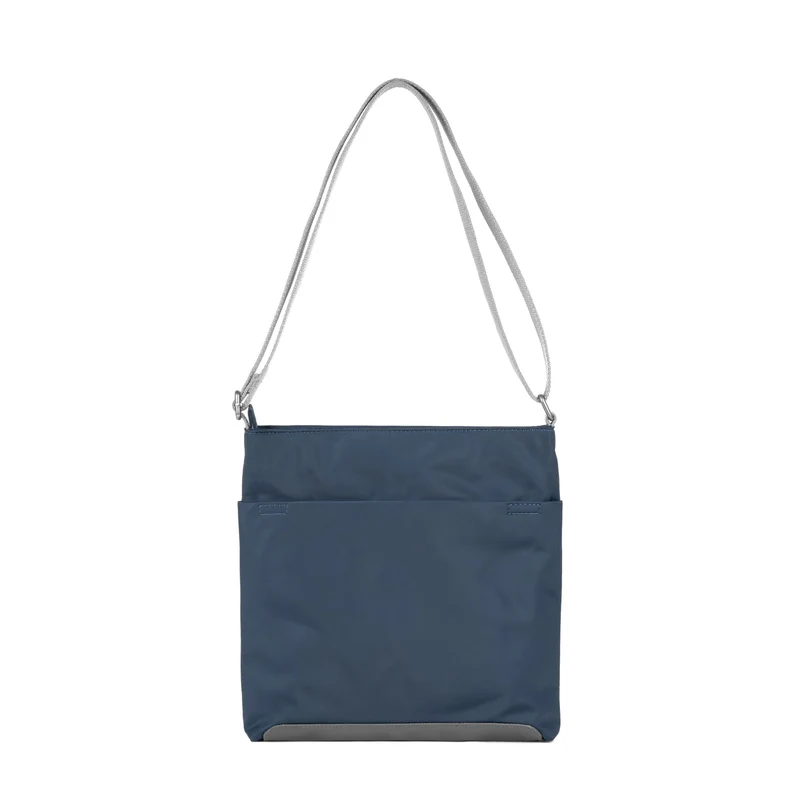ROKA Kennington M Mittelgroße Tasche aus recyceltem Nylon – Mitternachtsblau