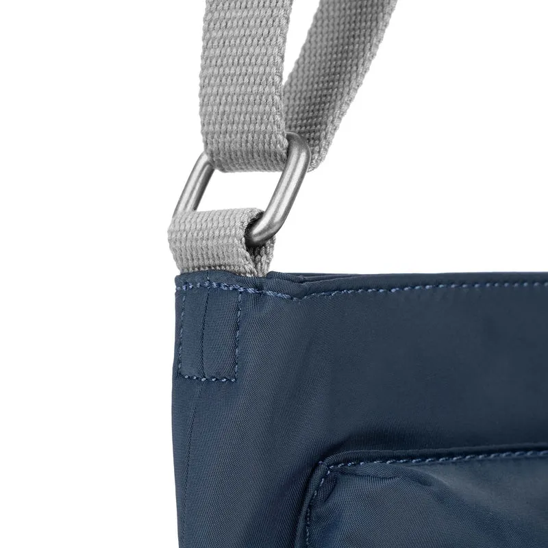 ROKA Kennington M Mittelgroße Tasche aus recyceltem Nylon – Mitternachtsblau