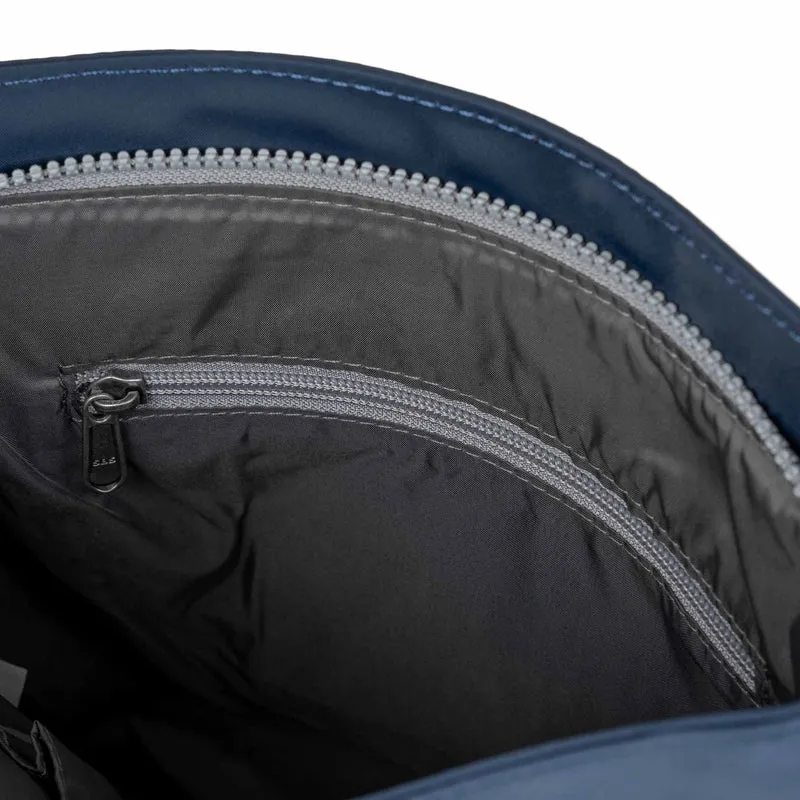 ROKA Kennington M Mittelgroße Tasche aus recyceltem Nylon – Mitternachtsblau