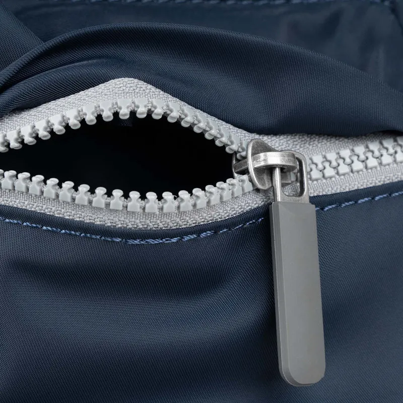 ROKA Kennington M Mittelgroße Tasche aus recyceltem Nylon – Mitternachtsblau