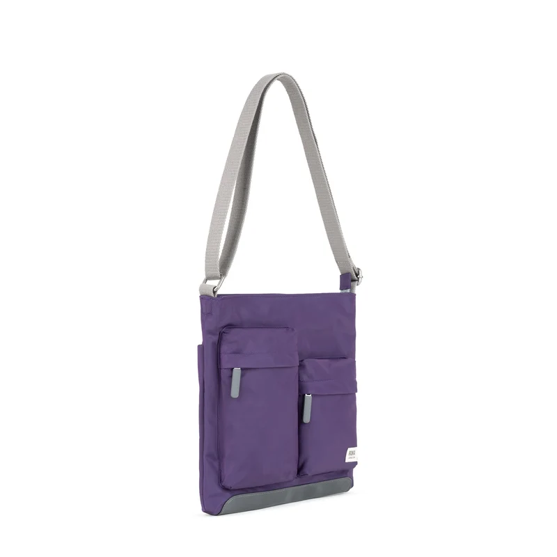 ROKA Kennington M Mittlere Tasche aus recyceltem Nylon – Majestätisches Lila