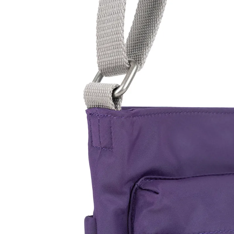 ROKA Kennington M Mittlere Tasche aus recyceltem Nylon – Majestätisches Lila
