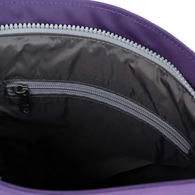 ROKA Kennington M Mittlere Tasche aus recyceltem Nylon – Majestätisches Lila