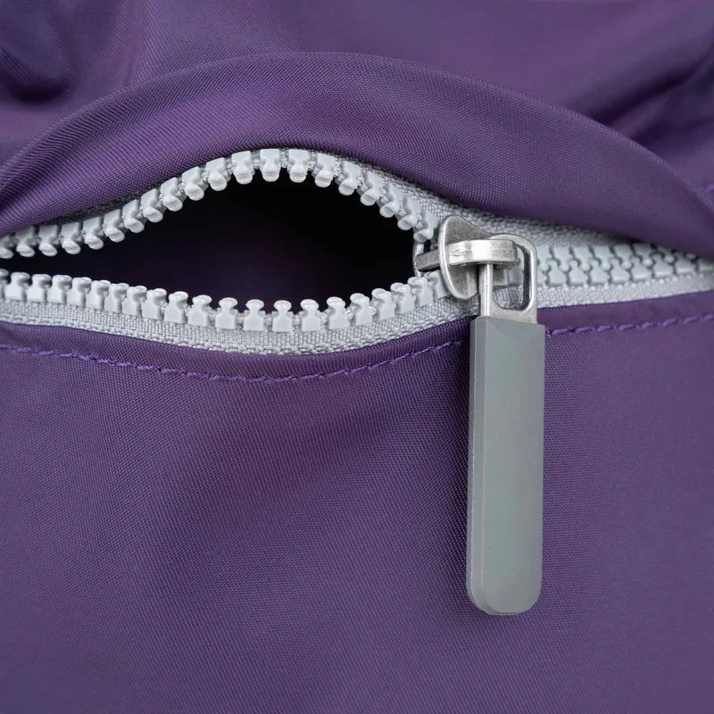 ROKA Kennington M Mittlere Tasche aus recyceltem Nylon – Majestätisches Lila