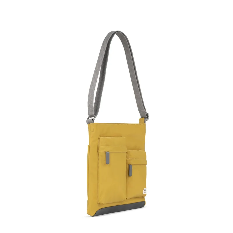 ROKA Kennington M Mittelgroße Tasche aus recyceltem Nylon - Mais