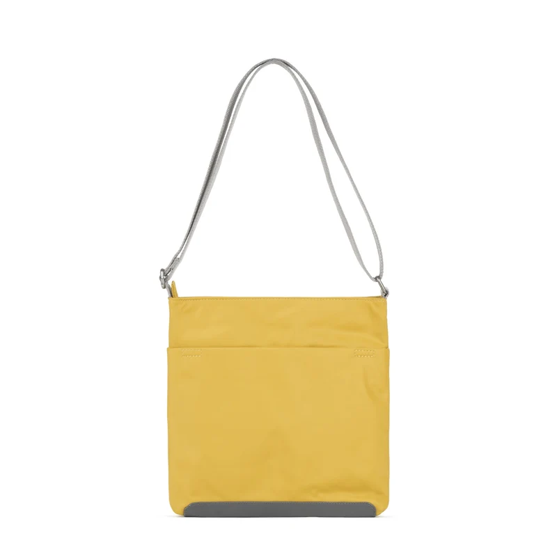 ROKA Kennington M Mittelgroße Tasche aus recyceltem Nylon - Mais