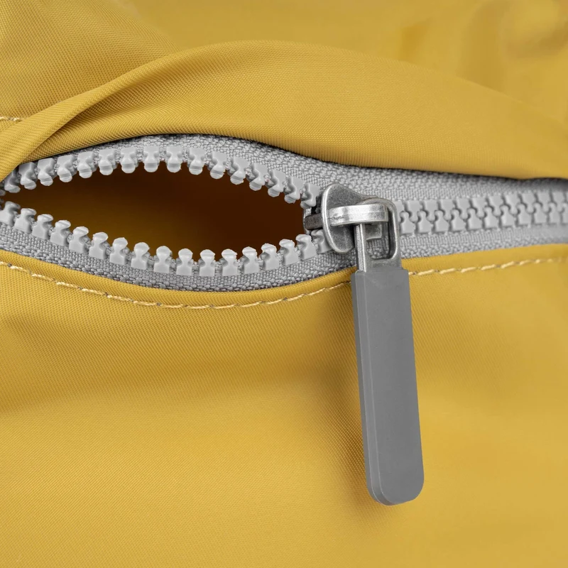 ROKA Kennington M Mittelgroße Tasche aus recyceltem Nylon - Mais