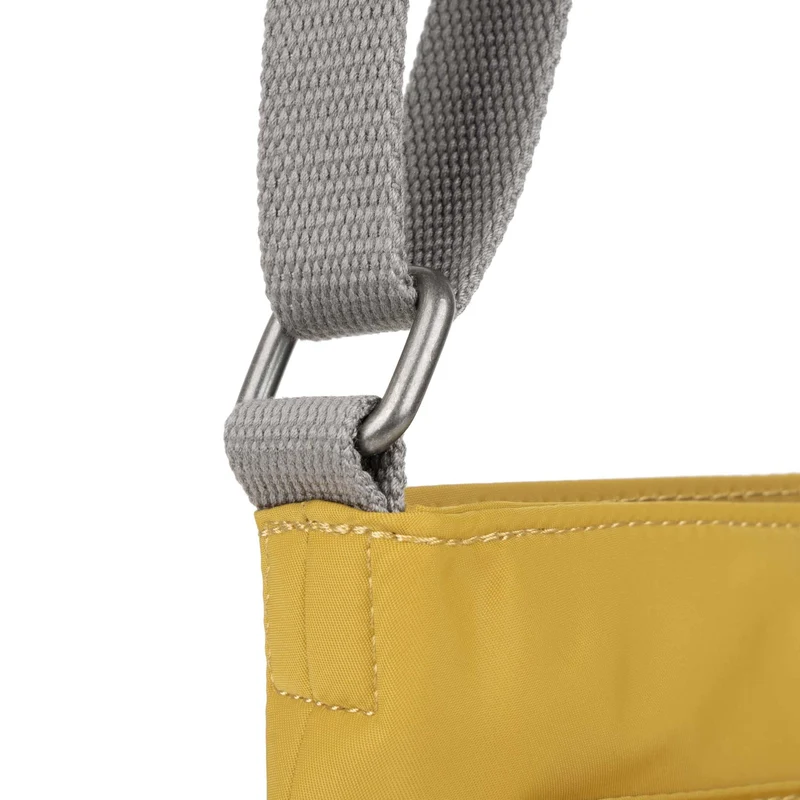 ROKA Kennington M Mittelgroße Tasche aus recyceltem Nylon - Mais