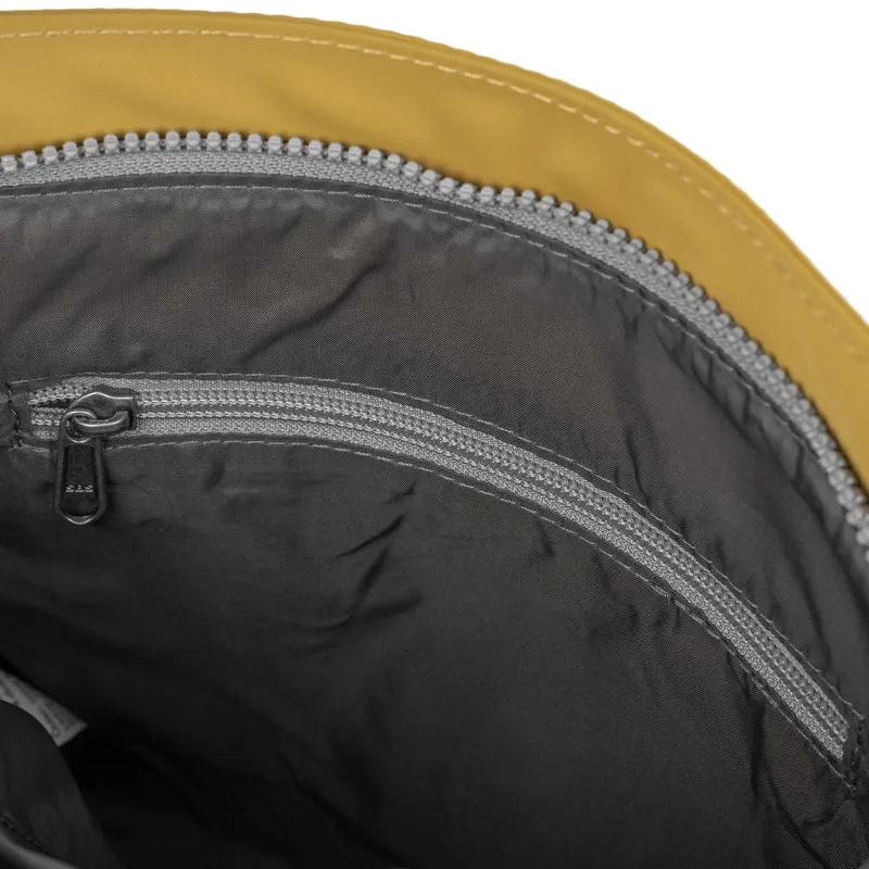 ROKA Kennington M Mittelgroße Tasche aus recyceltem Nylon - Mais