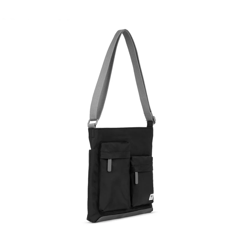 ROKA Kennington M Mittelgroße Tasche aus recyceltem Nylon - Schwarz