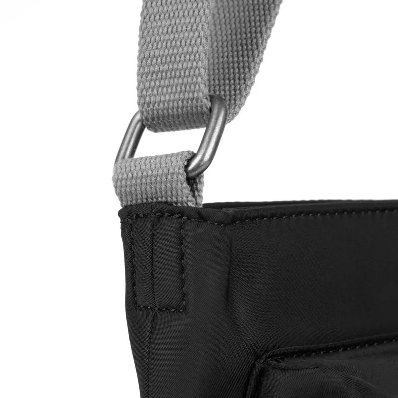 ROKA Kennington M Mittelgroße Tasche aus recyceltem Nylon - Schwarz